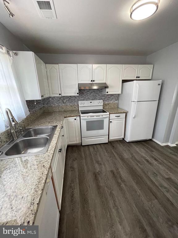 Building Photo - 2279 Prince of Wales Ct