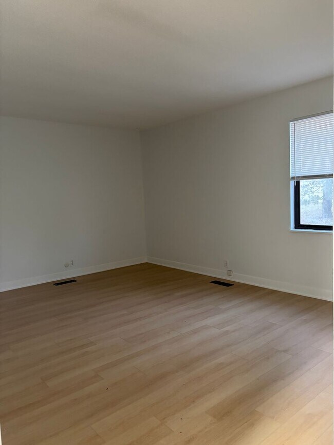 Building Photo - 312-314-314 W Charter Dr