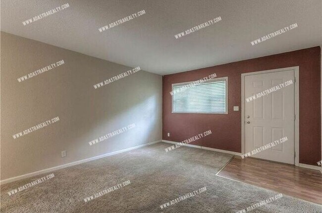 Building Photo - Adorable North Overland Park Home-Availabl...