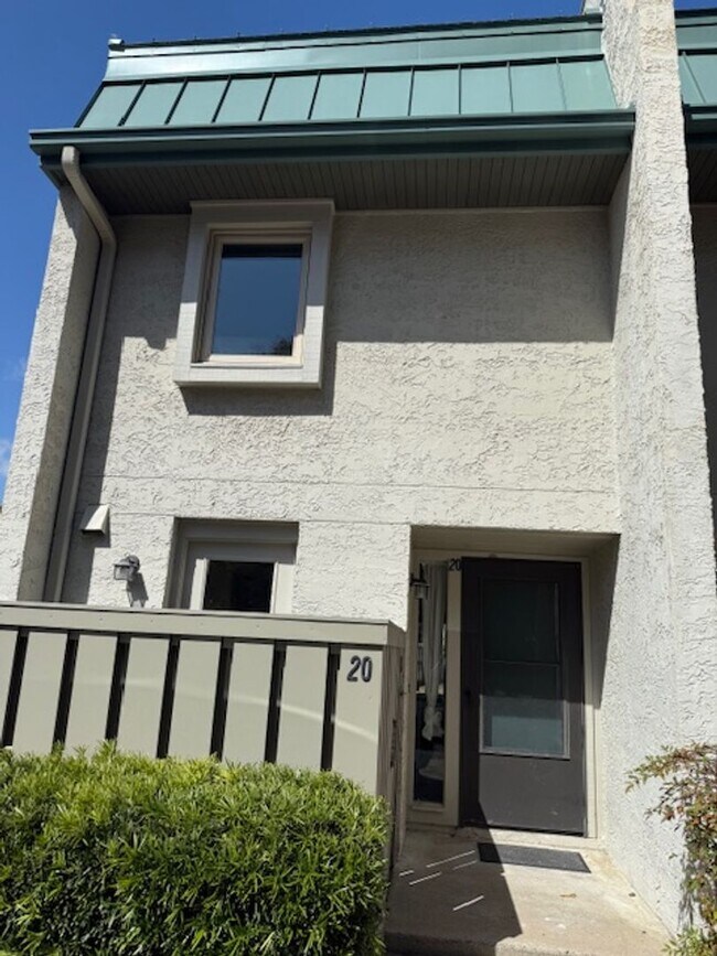 Building Photo - 26 S Forest BCH
