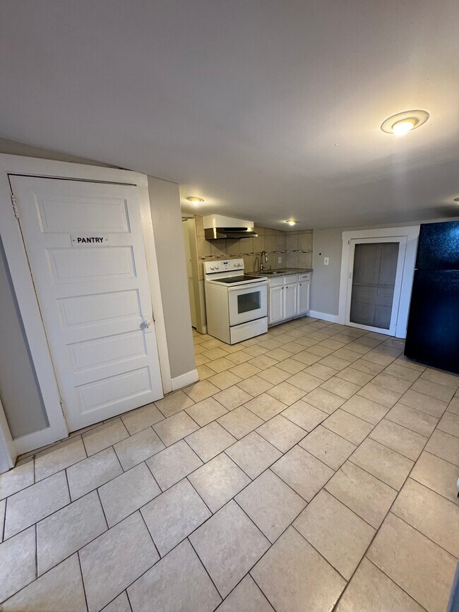 Building Photo - 464 3rd St