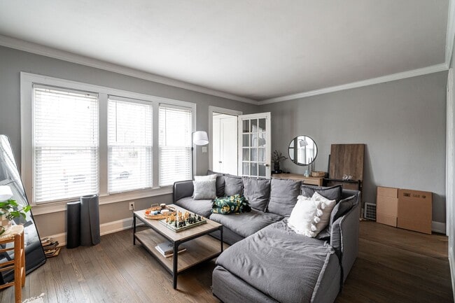 Building Photo - Shorewood Lower Flat