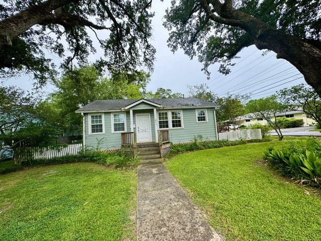 Building Photo - 3712 Hyacinth Ave