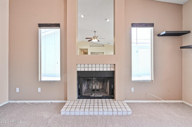 Foto del edificio - 6830 E Paradise Ln