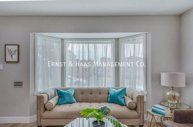 Building Photo - Stunning 3 Bedroom 2 Bath Front House in L...
