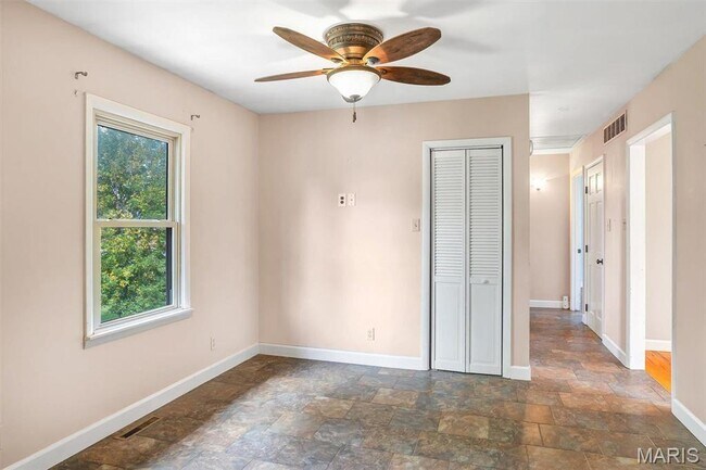 Foto del edificio - 305 E 3rd St