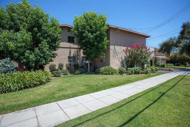 Building Photo - 209 E Live Oak St