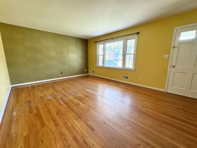 Building Photo - Roanoke County/ Vinton  3 Bedroom 1.5 Bath