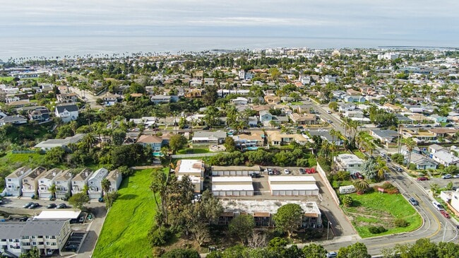 Building Photo - Beautifully Remodeled 1 BD, 1 Mile to beach