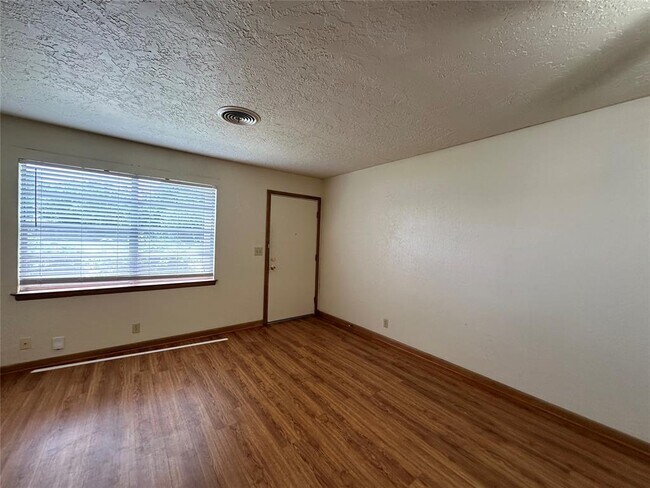 Foto del edificio - 2031 Delaware Ln