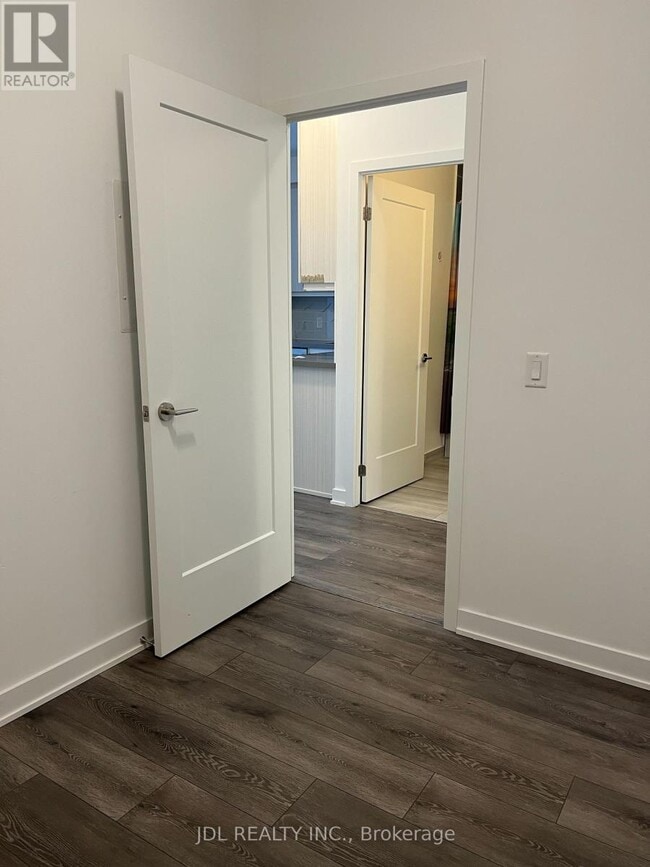 Building Photo - 95 Oneida Crescent