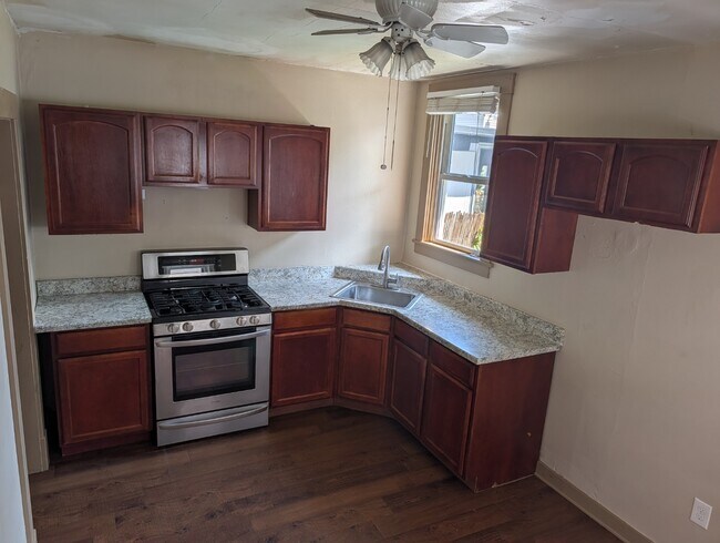 Foto del edificio - Two bedroom home in New Brighton