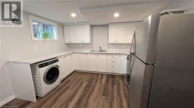 Building Photo - 4 Fernwood Pl