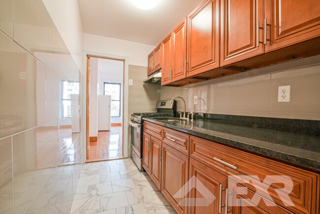 Foto del edificio - 372 Grand Ave