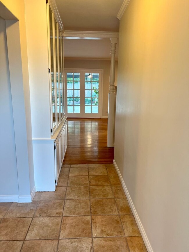 Building Photo - Spacious 3 Bedroom House with Private Gara...
