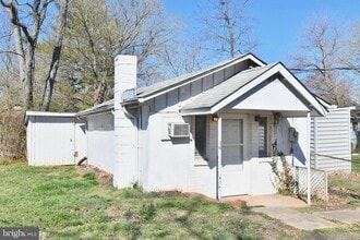 Building Photo - 9001 Yorkshire Ln