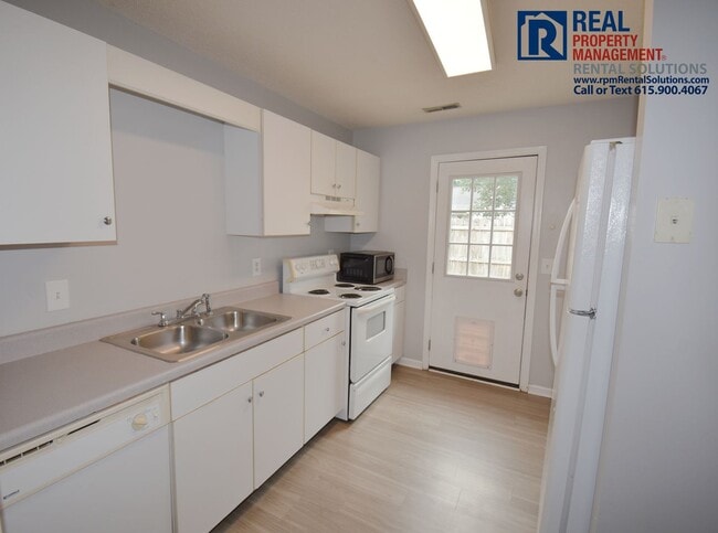 Building Photo - Adorable 2bd 2 ba home with fenced in yard and attached garage!