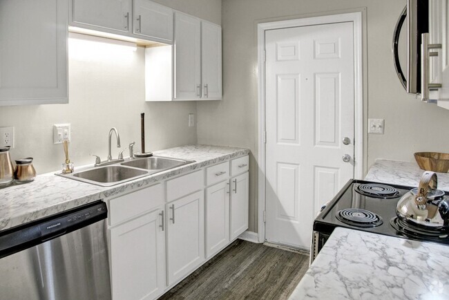 Kitchen - Madison Park Apartments & Townhomes