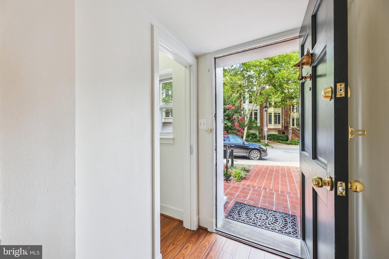 Foto principal - 1537 N Colonial Terrace