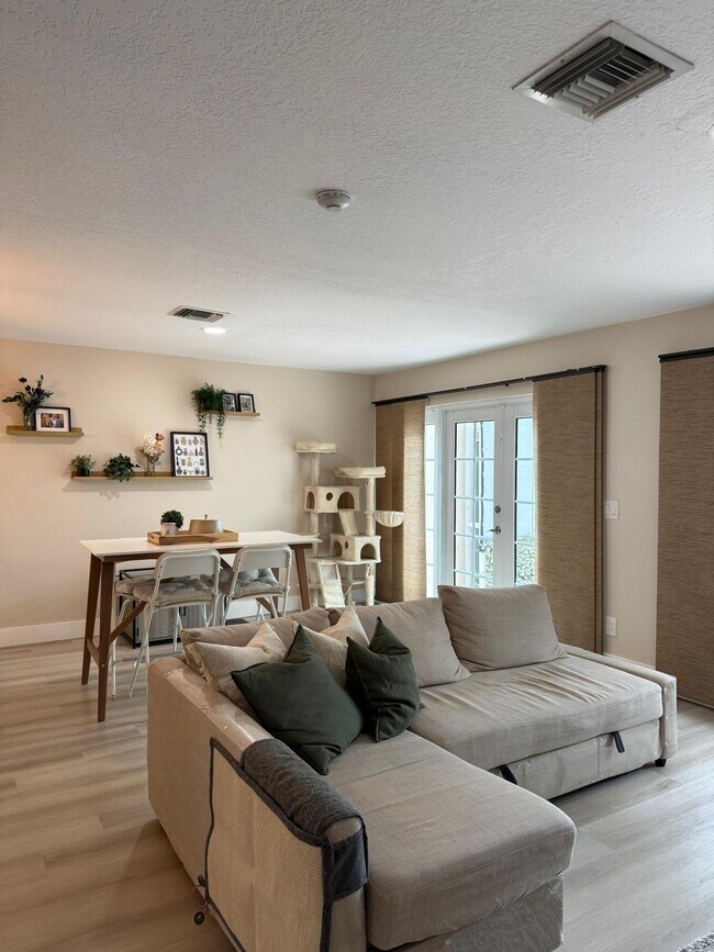 Foto del edificio - 1120 W Lakes Dr