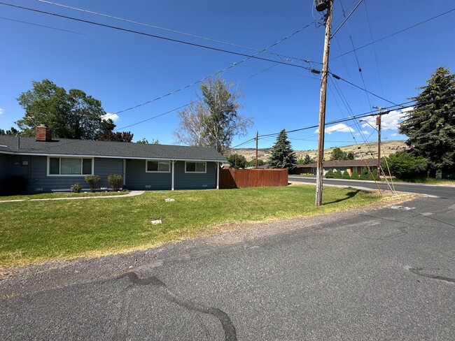 Building Photo - 5301 Bel Aire Dr