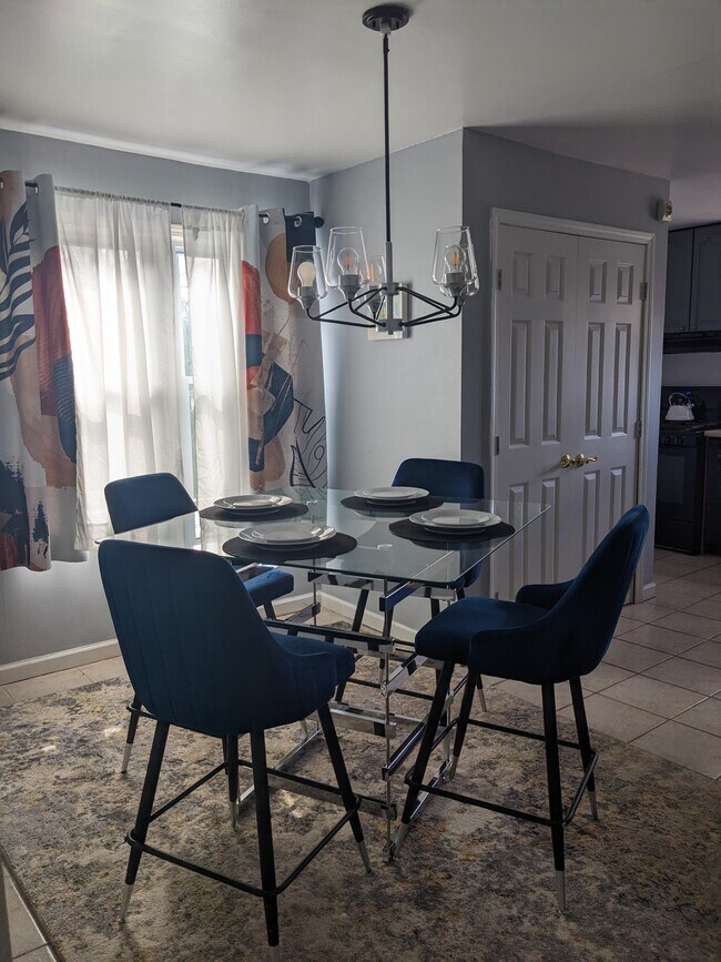 comedor y despensa - 389 E Rhinehill Rd SE