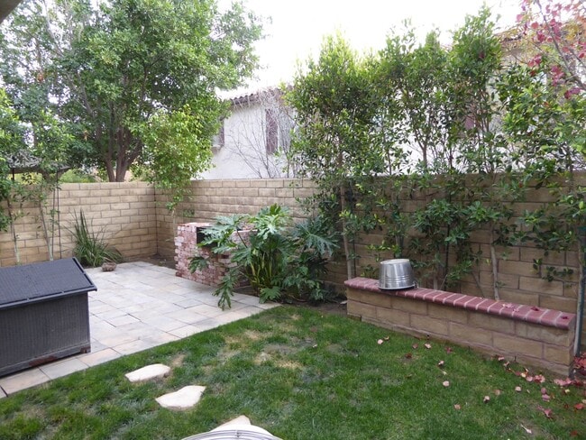 Building Photo - COMING SOON! 3-Bedroom Townhome with Priva...