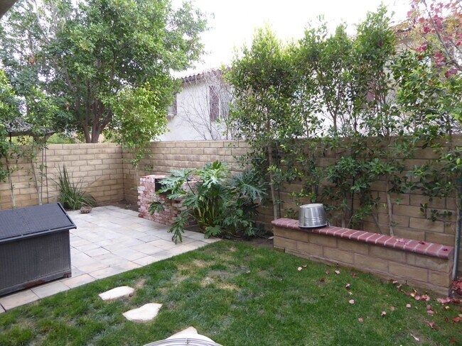 Foto del edificio - COMING SOON! 3-Bedroom Townhome with Priva...