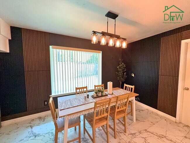 Foto del edificio - 4 Bed / 2.5 Bath on a Cul-de-Sac - 2-Car Garage & Spacious Fenced Backyard