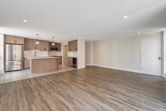 Building Photo - 227 E Walton Pl