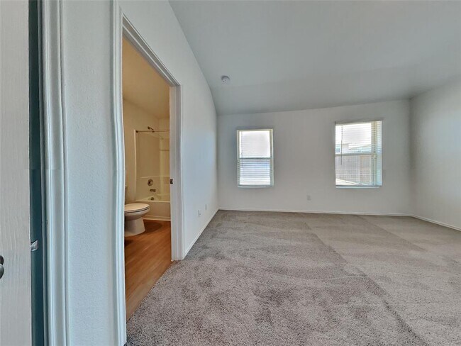 Foto del edificio - 14506 Broadbury Pond Rd
