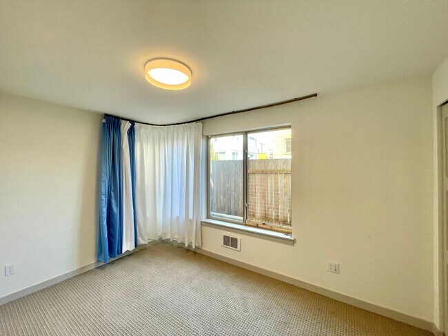Building Photo - Great Townhome for rent