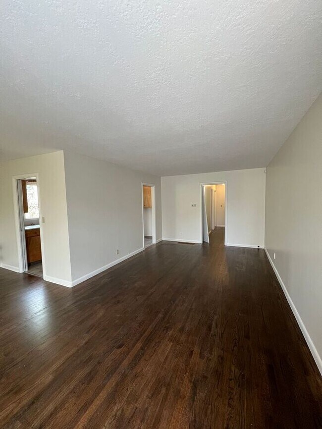 Foto del edificio - Professional Photos Coming Soon | Your Mt. Tabor Oasis: Huge Yard, Oversized Shop-Garage & Sun-Dr...