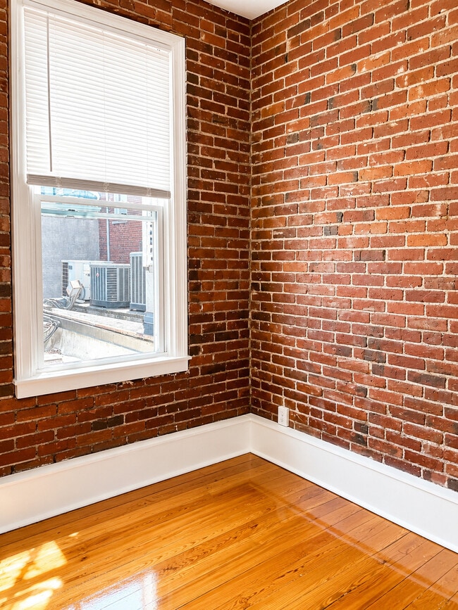 exposed brick - Lincoln Real Estate-Undergrad/Grad Housing