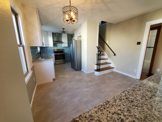 Building Photo - Stunning 3 bedroom 2 bath house!