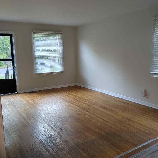 Building Photo - 493 Westcrest Dr