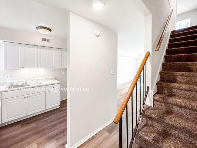 Foto del edificio - 2 Bed & 1.5 Bath Townhouse in Colonial Heights / Available Soon!