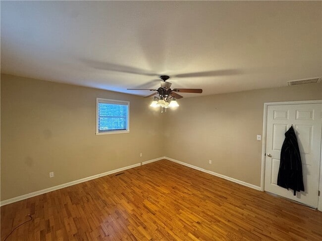 Photo - 718 E Debra Dr House