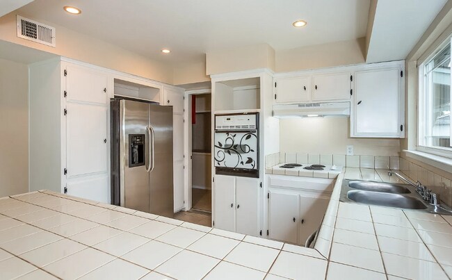 Building Photo - 6434 Oakcreek Way