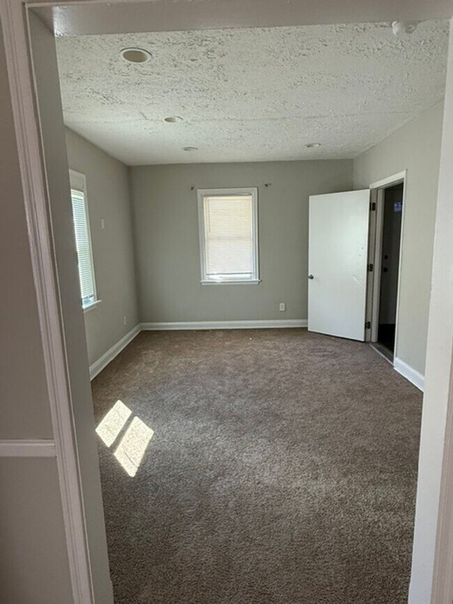 Foto del edificio - Spacious Home for Rent! W/D! Partially Finished Basement! Available Now!