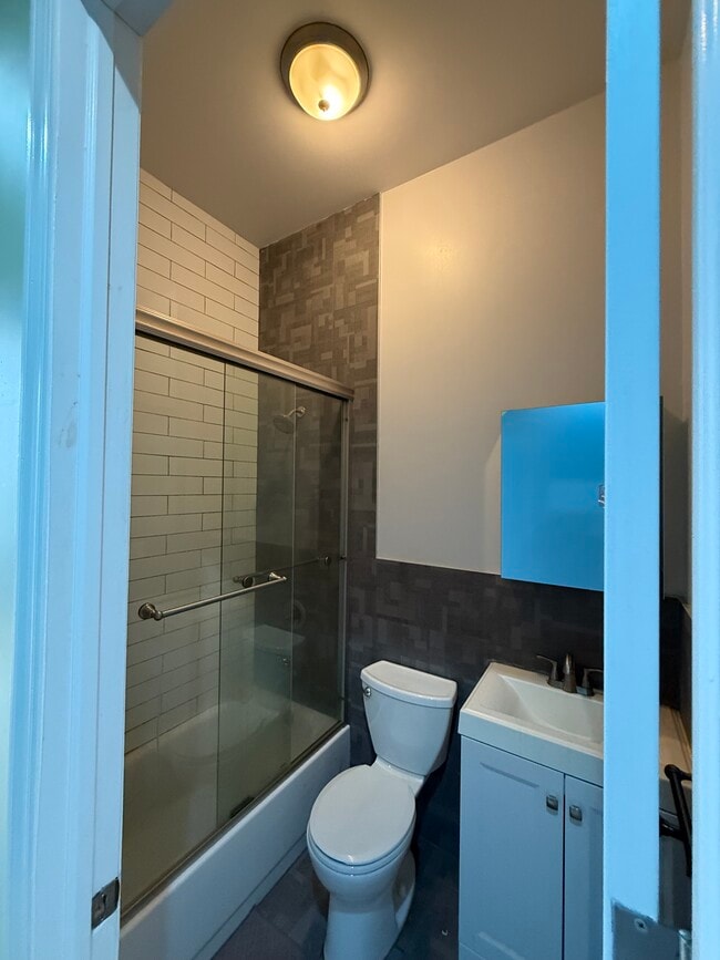 Building Photo - 265 Melrose St