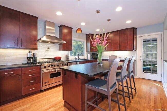 Foto del edificio - 1036 Old White Plains Rd