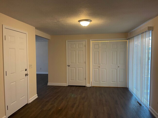 Building Photo - PRE-LEASING! 3 Bedroom in the heart of Springfield