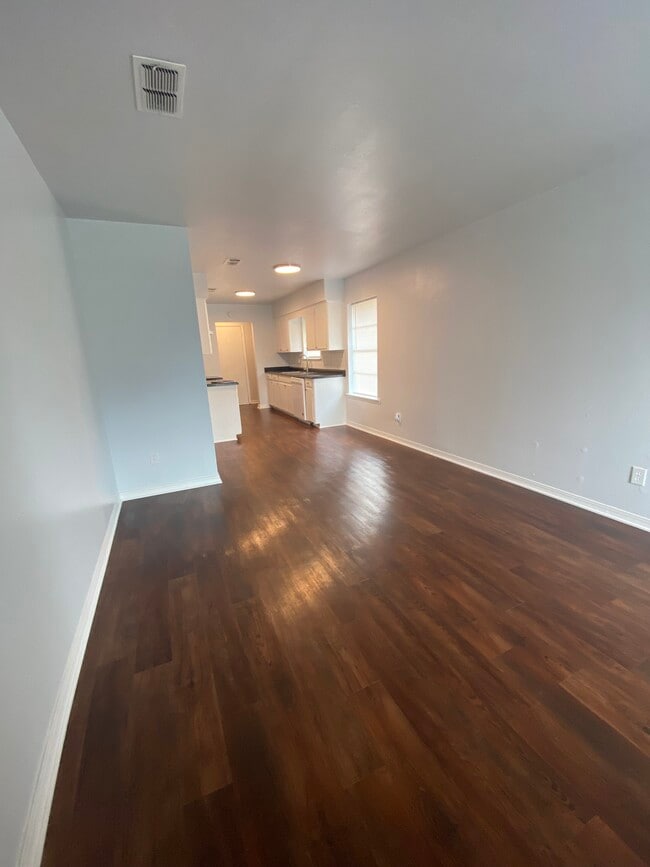 Building Photo - 102 W Shofner Dr