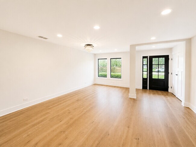 Foto del edificio - 707 W Woodland Rd
