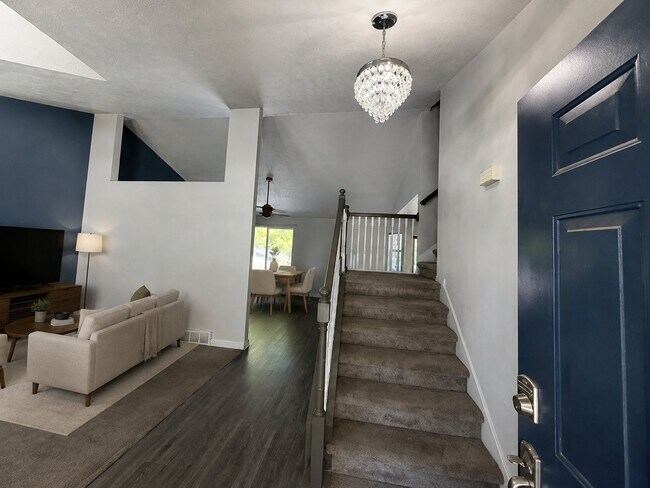 Foto del edificio - 704 Country Club Dr