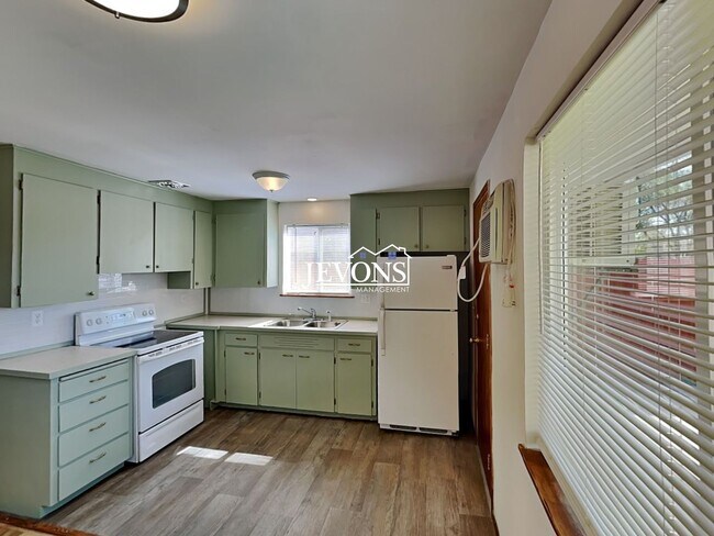 Foto del edificio - $250 Off First Month's Rent! Easy access to Nob Hill Blvd, 16th Ave, and Summitview Ave for commu...