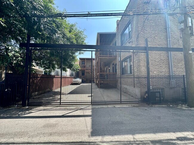 Foto del edificio - 3056 W Addison St