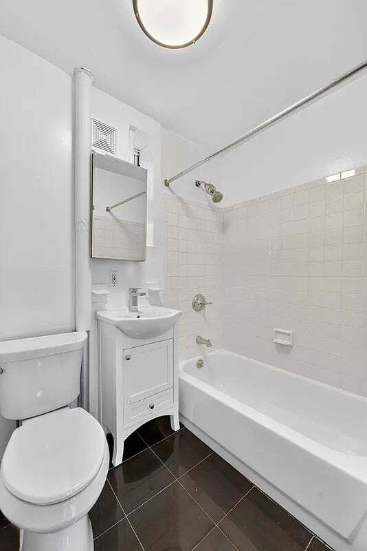 Foto del edificio - 222 W 10th St