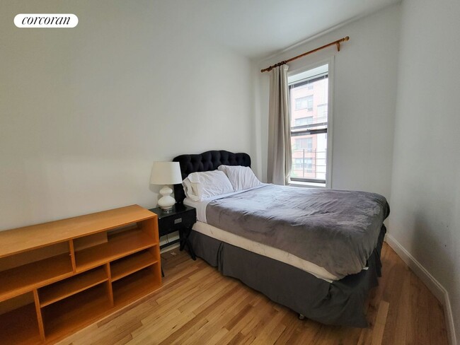 Building Photo - 344 E 51st St